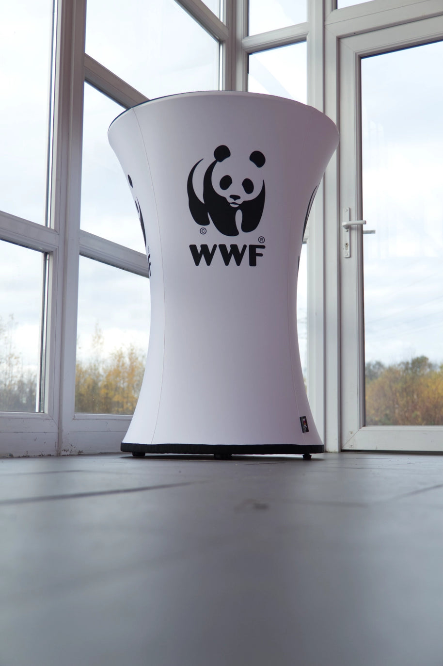 Stehtisch aufblasbar mit Branding für WWF