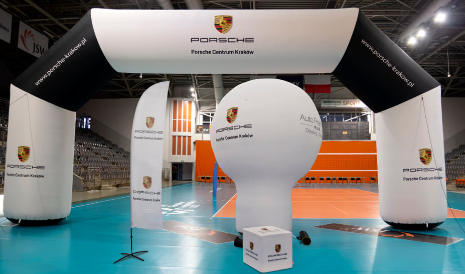 Werbeballon und Torbogen mit Logodruck