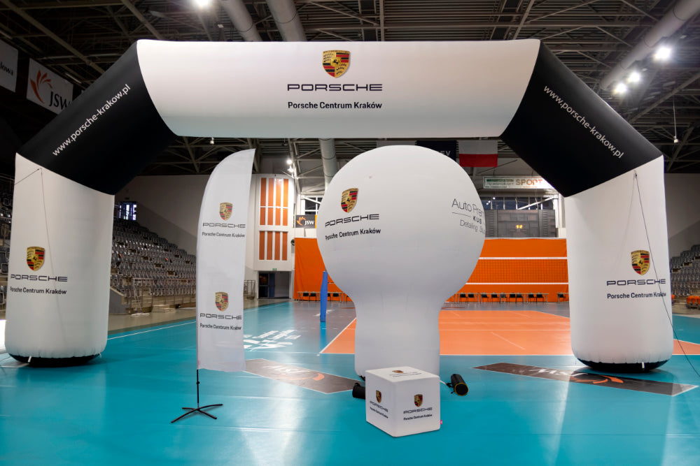 Werbeballon und Torbogen mit Logodruck