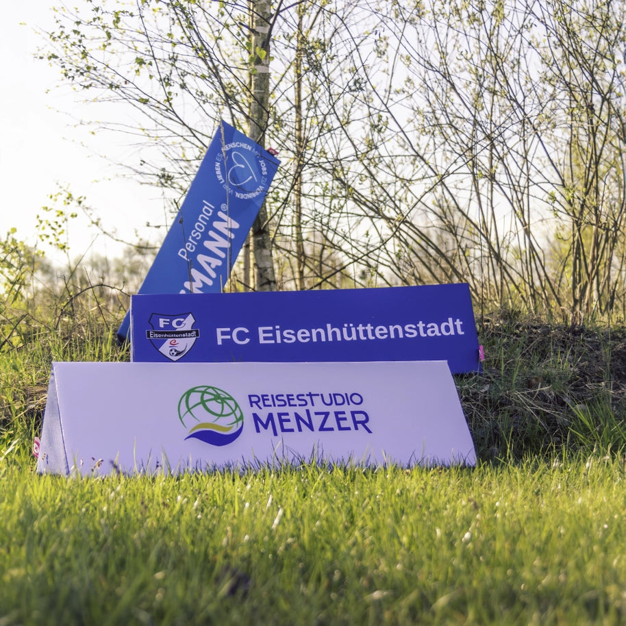 Bedruckte Werbebande für Sponsoren am Fußballplatz