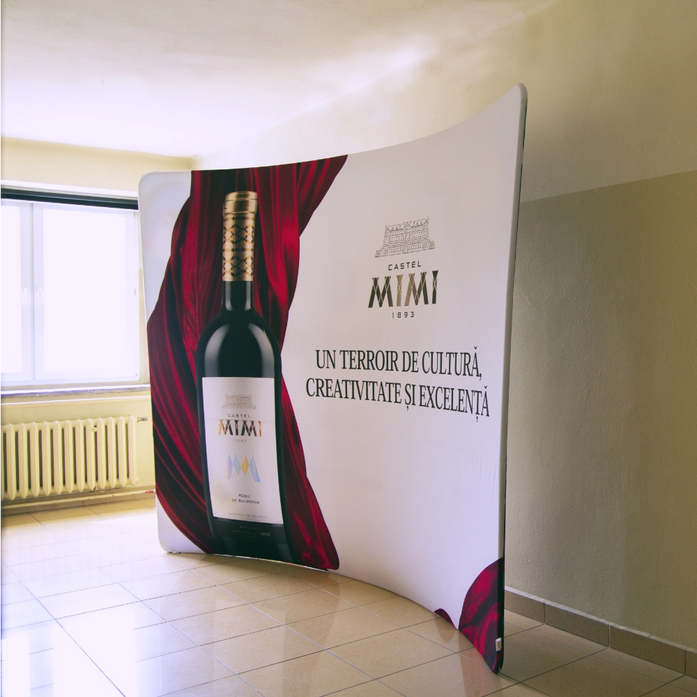Displaywand Gebogen 300cm mit Logodruck
