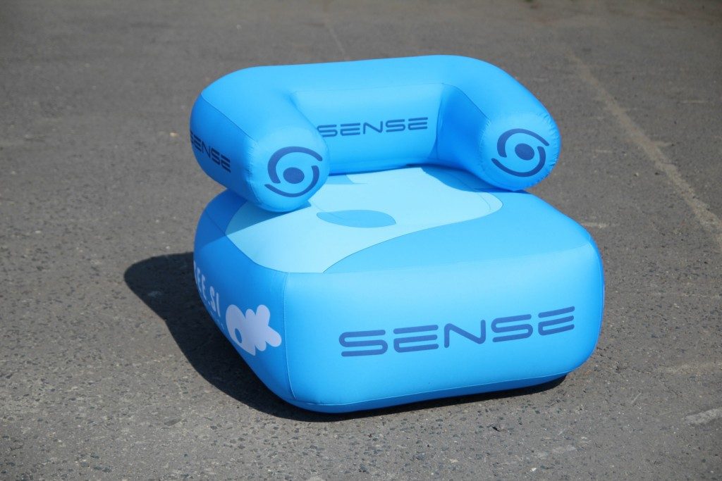 Penuamtischer Sessel mit Logodruck