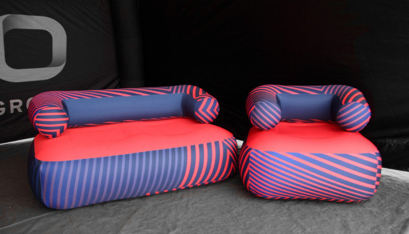 aufblasbare Sessel und aufblasbares Sofa mit Branding für Messe und Event