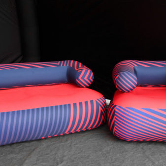 aufblasbare Sessel und aufblasbares Sofa mit Branding für Messe und Event