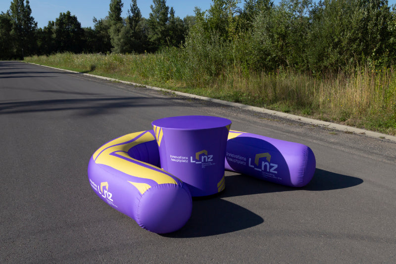 Aufblasbare Sitzschlange mit Tisch