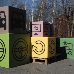 Bunt bedruckte Displaywürfel in verschiedenen Größen: 70x70, 60x60 und 100x100cm. Der Bezug wurde aus Kunstleder gemacht.
