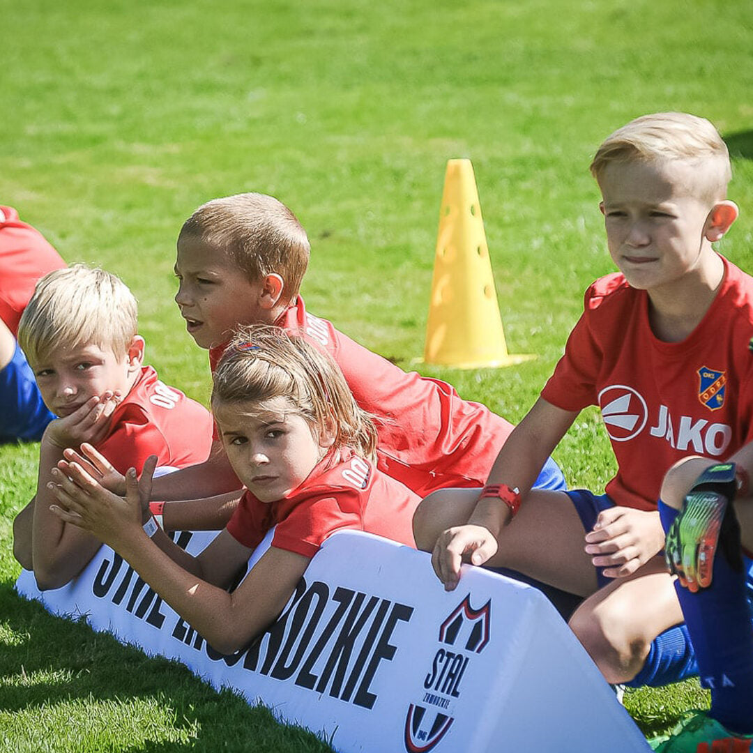 Softbanden mit Logodruck am Fußballplatz