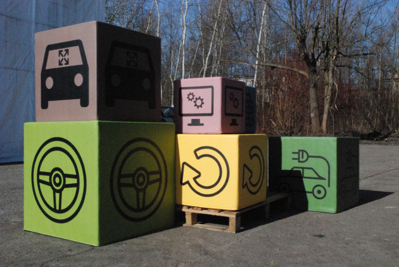Bunt bedruckte Displaywürfel in verschiedenen Größen: 70x70, 60x60 und 100x100cm. Der Bezug wurde aus Kunstleder gemacht.
