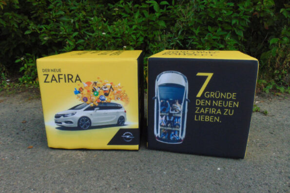 Polyester Sitzwürfel der Größe 50x50cm individuell mit der Opel Grafik bedruckt.