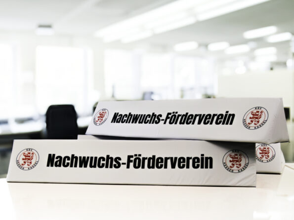 Bordocampo triangolare in in schiuma per eventi