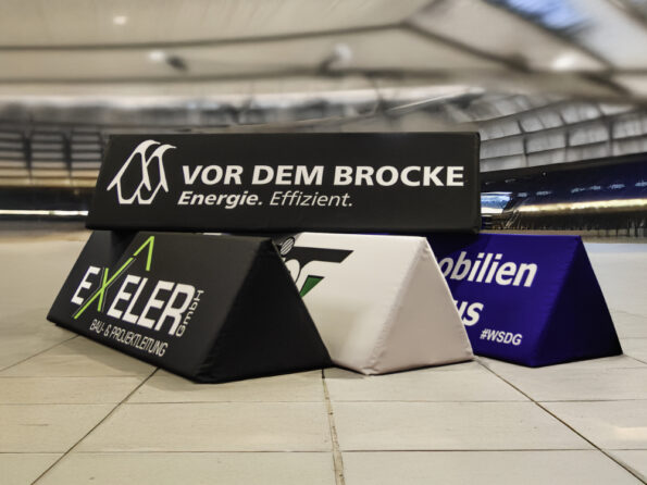 bordocampo triangolare pubblicitario