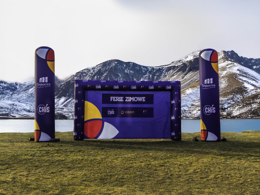 Aufblasbarer Torbogen mit Banner und Werbesäulen bedruckt