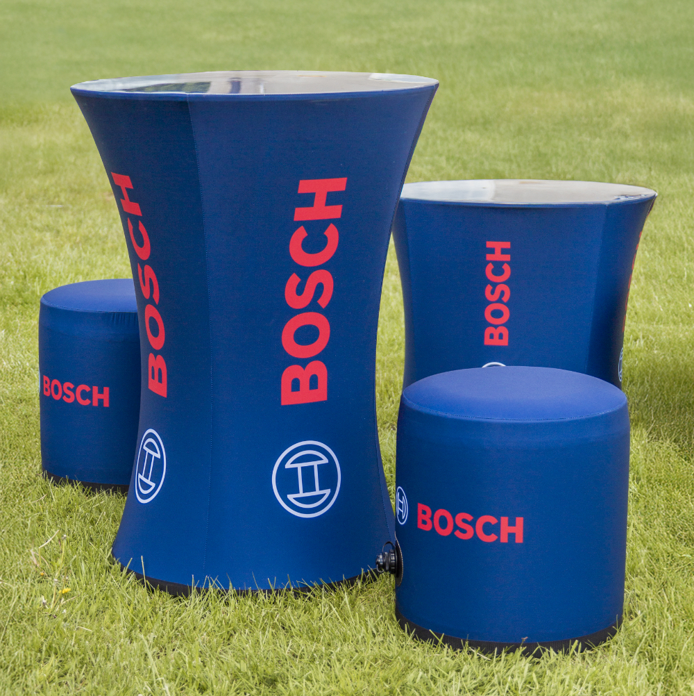 Tavolo e sgabelli gonfiabili personalizzati con stampa