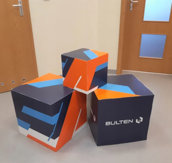 Cubi di cartone stampato